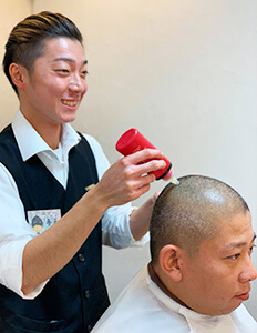 頭皮のニオイの原因を取るオイルをつける
